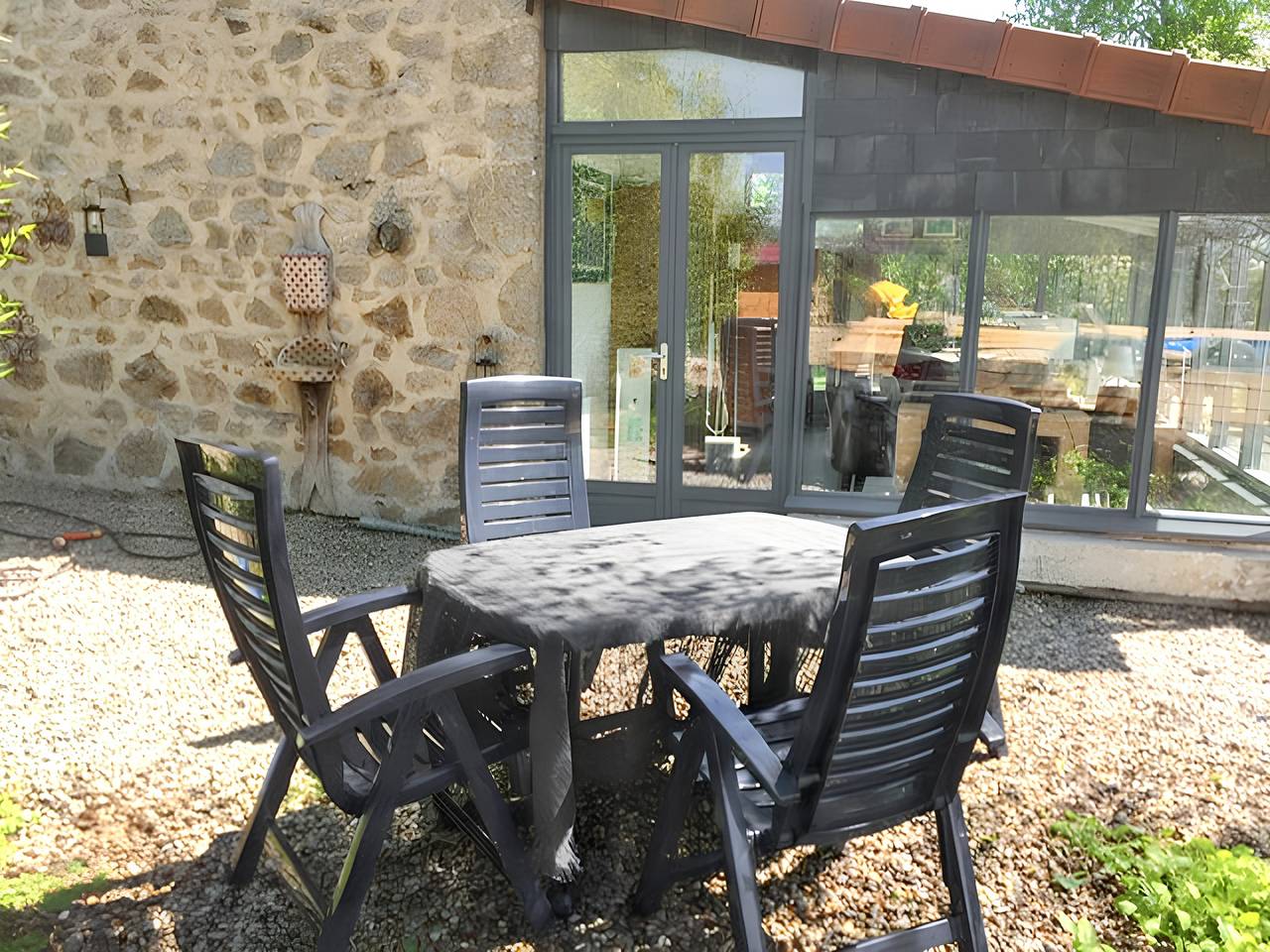 Encantadora casa en Charron con piscina compartida in Región de Aubusson