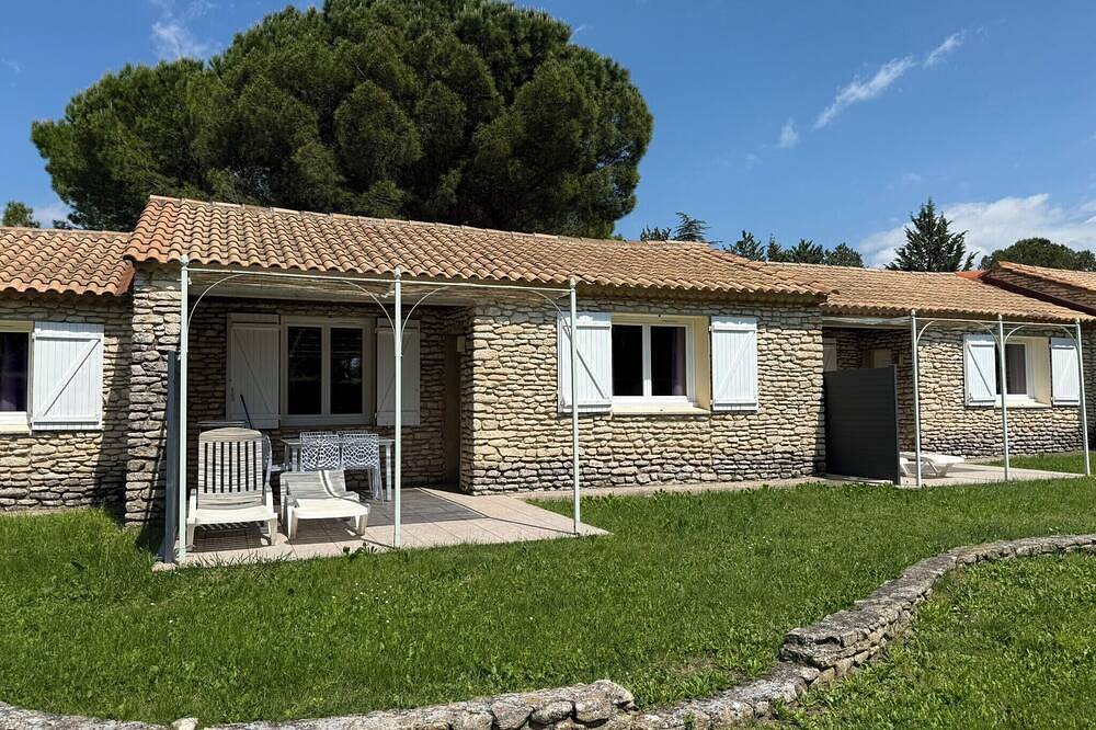 Ganze Wohnung, Stone cottage in leafy residence in La Roque-sur-Pernes, Vaucluse