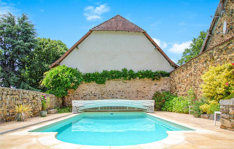Apartamento de 110 pies cuadrados con aparcamiento, TV, piscina e Internet in Saint-Aurélien, Janailhac