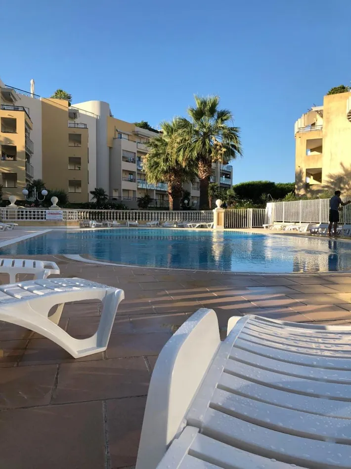 Apartamento de vacaciones para 4 personas, con vistas además de jardín y piscina, Familias con niños - 1