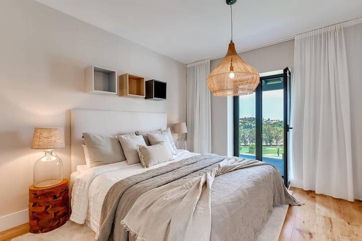 Top Renovierte 4-Zimmer Luxusvilla - Golf Frontlinie in El Paraiso Golf Estepona, Benahavís