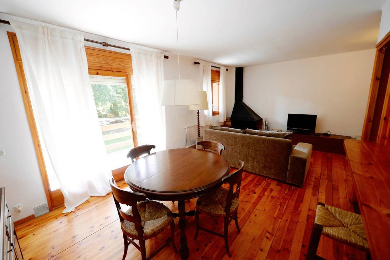 Apartamento vacacional entero, Apartamento 2 hab. Chimenea, Pista Fútbol y Terraza in Bellver de Cerdaña, Pirineo Catalan