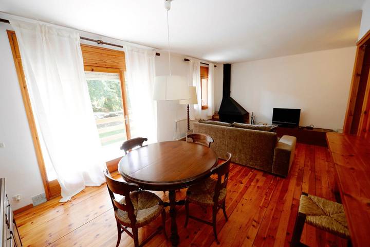 Apartamento vacacional entero, Apartamento 2 hab. Chimenea, Pista Fútbol y Terraza in Bellver de Cerdaña, Pirineo Catalan