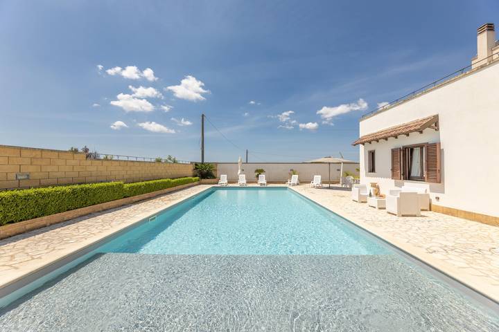 Villa per 8 persone, con panorama e giardino a Taurisano