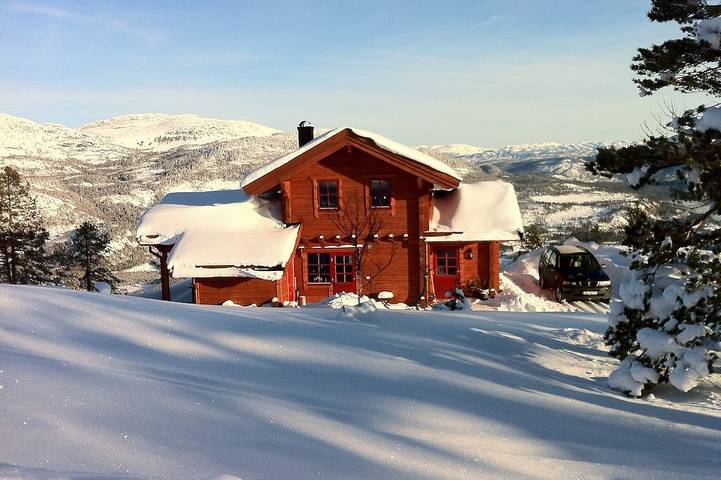 Feriehus for 7 personer, med sauna og terrasse i tillegg til hage i Telemark