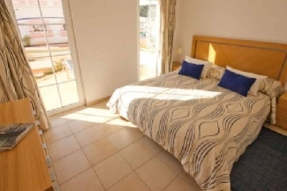 Luxuriöses 3-Bett-Anwesen, eines der wenigen mit freiem Zugang zum Pool und einzigartiger Dachterrasse in Budens, Faro Distrikt