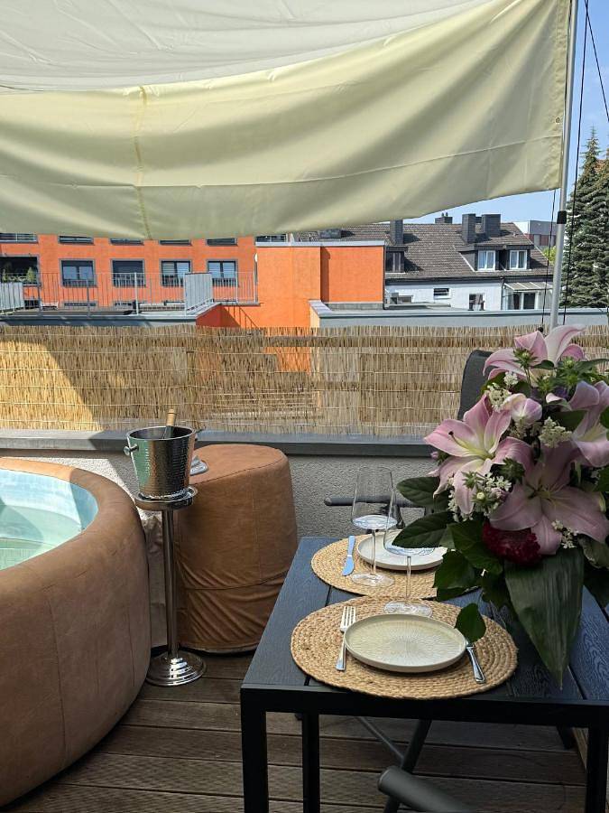 Ganze Wohnung, Executive Maisonette Penthouse Loft, Rooftop Pool, Central Hannover and Direct Messe Connection in Hannover Nord, Hannover