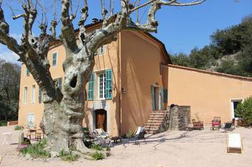 Location de vacances pour 15 personnes, avec jardin ainsi que vue et piscine à Brignoles