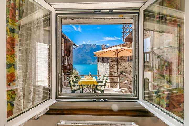 Chalet für 4 Personen, mit Balkon und Terrasse sowie Seeblick in Gambarogno