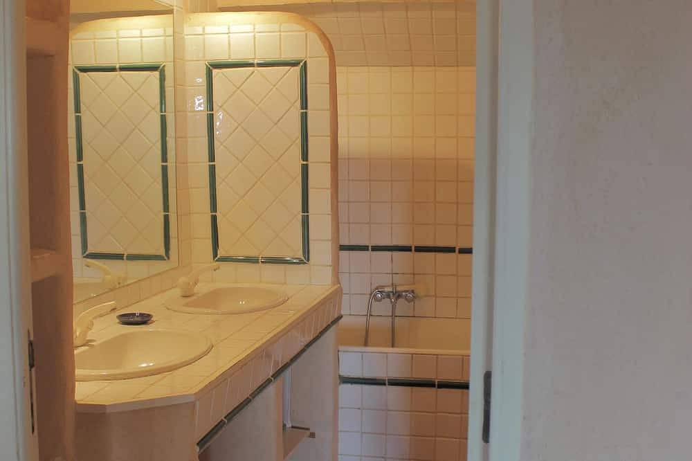 Eco-Gîte \"La Grange\", piscine, tennis au Domaine de la Blaque en Provence Verte in Varages, Région de Brignoles