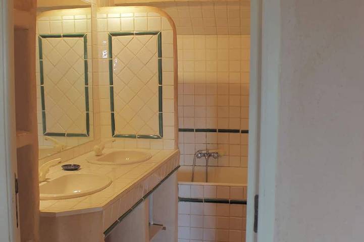 Location de vacances pour 6 personnes, avec jacuzzi ainsi que jardin et piscine à Varages - 4