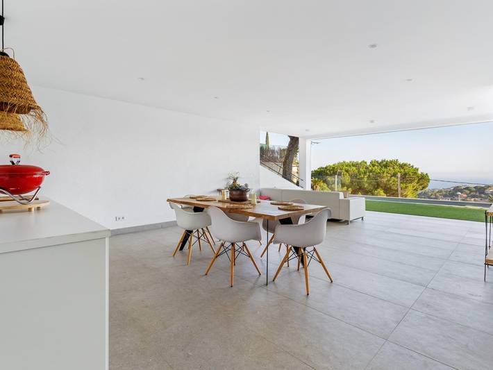 Location de vacances pour 8 personnes, avec vue sur l’océan et jardin ainsi que balcon et piscine à Alella - 2