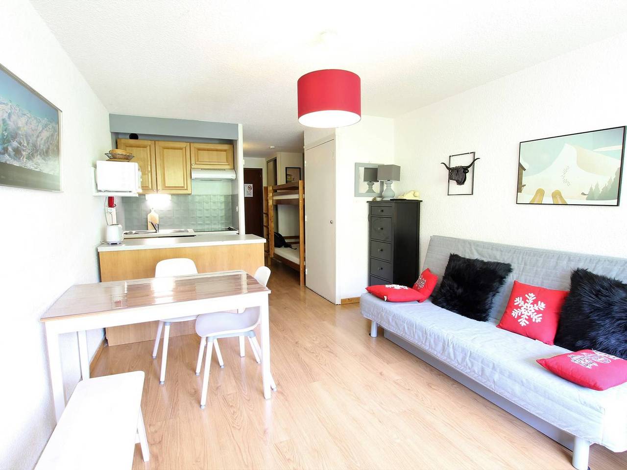 Appartement entier, Studio fonctionnel 4 pers, à 50m des pistes, proche commodités, piscine extérieure en été. in La Salle-les-Alpes, Serre Chevalier