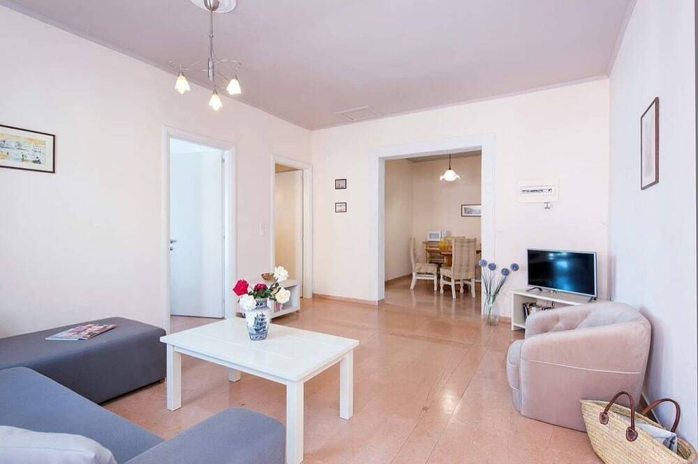 modern 2 bedroom fully furnished apartment over looking the harbour of Kassiopi, foto 9