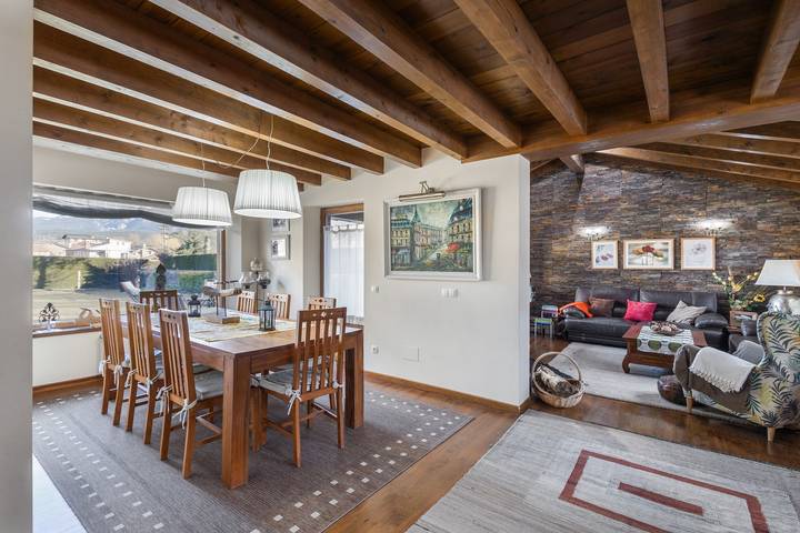 Ferienhaus 'Jose' mit Bergblick, Gemeinschaftspool und WLAN in Bellver de Cerdanya, Katalanische Pyrenäen