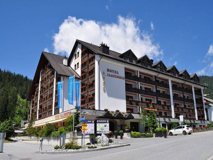 Hotel für 4 Personen, mit Balkon und Terrasse sowie Whirlpool und Garten in Laax
