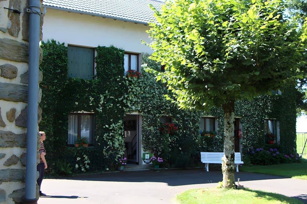 Chambres d'hôtes bellevue - chambre 1 in Junhac, Région d'Aurillac