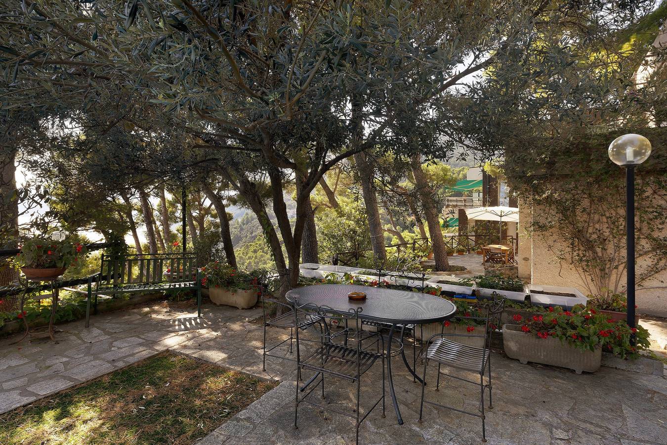 Entire apartment, Holiday Apartment "Belvedere Su Bergeggi In Villa" with Sea View, Shared Pool & Private Terrace in Bergeggi, Riviera di Ponente