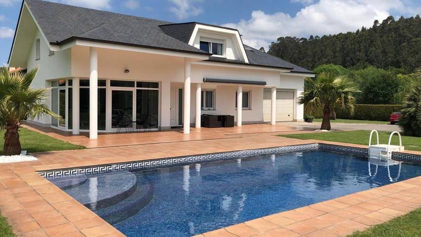 Chalet para 8 personas, con Terraza y Jardín además de Piscina y Vistas en Comarca de Santander