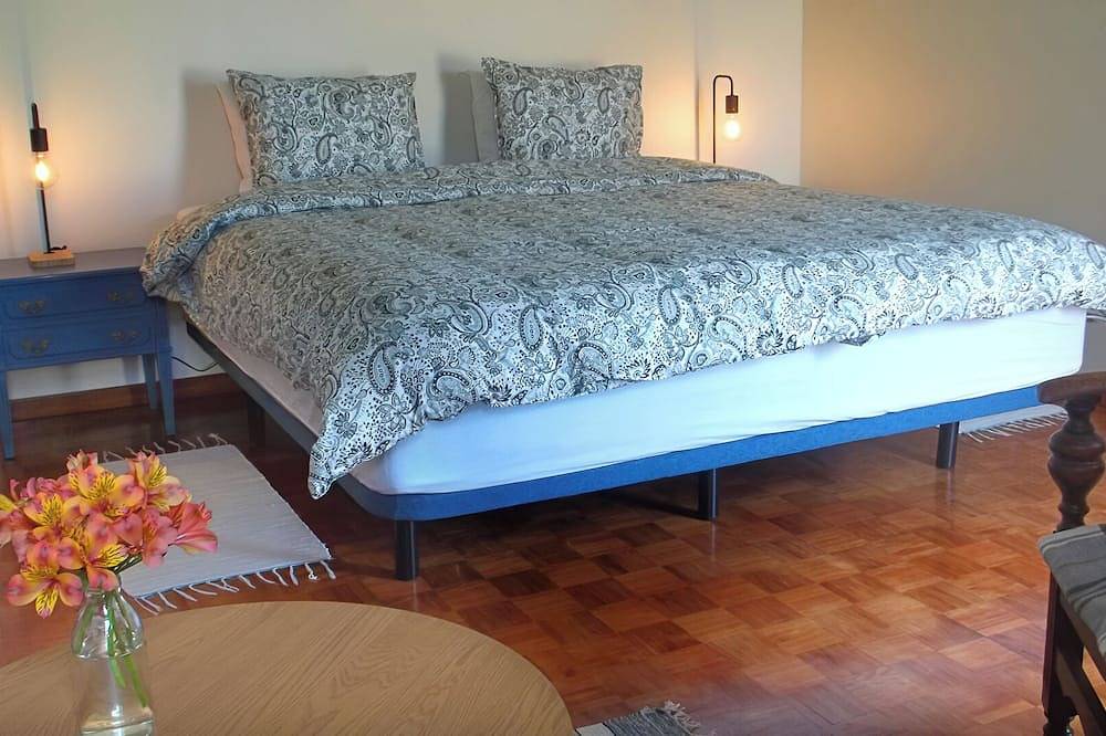 Faial Cottage, Azores - Cozy Local Stay with Private Patio in Cedros, Faial