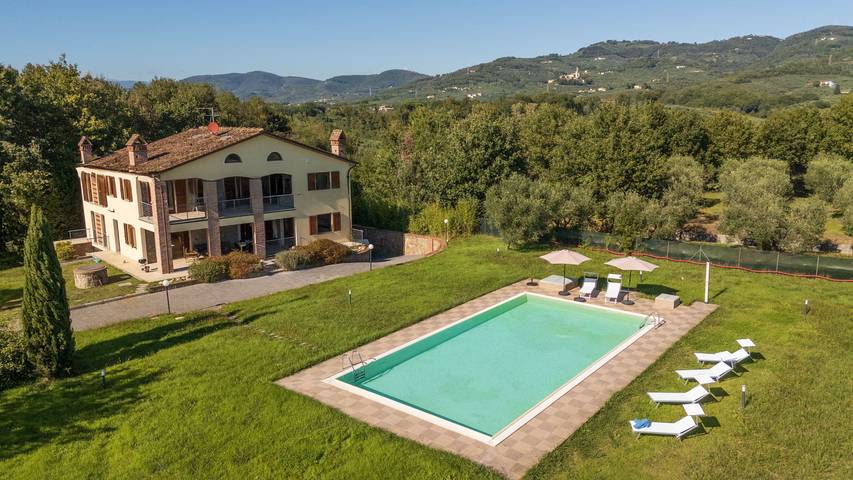 Villa für 10 Personen, mit Pool und Garten sowie Seeblick