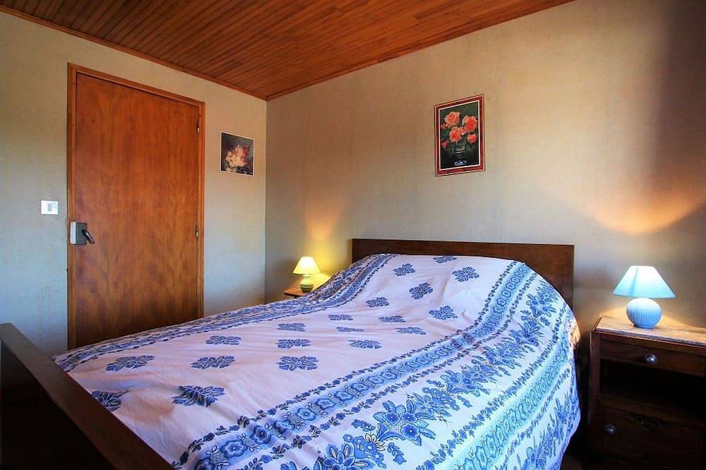 Gîte confortable en hameau calme près du Puy en Velay – 2 chambres, équipement bébé, terrain fermé in Lantriac, Mézenc
