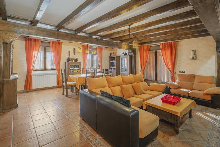 Casa rural con piscina para 12 personas, con balcón y jacuzzi, Familias con niños en Castilla y León - 3