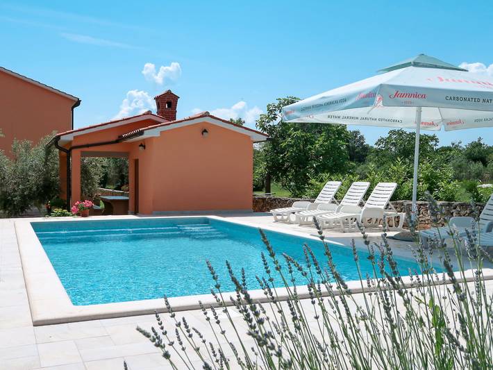 Ferienwohnung für 6 Personen, mit Terrasse und Garten in Marčana