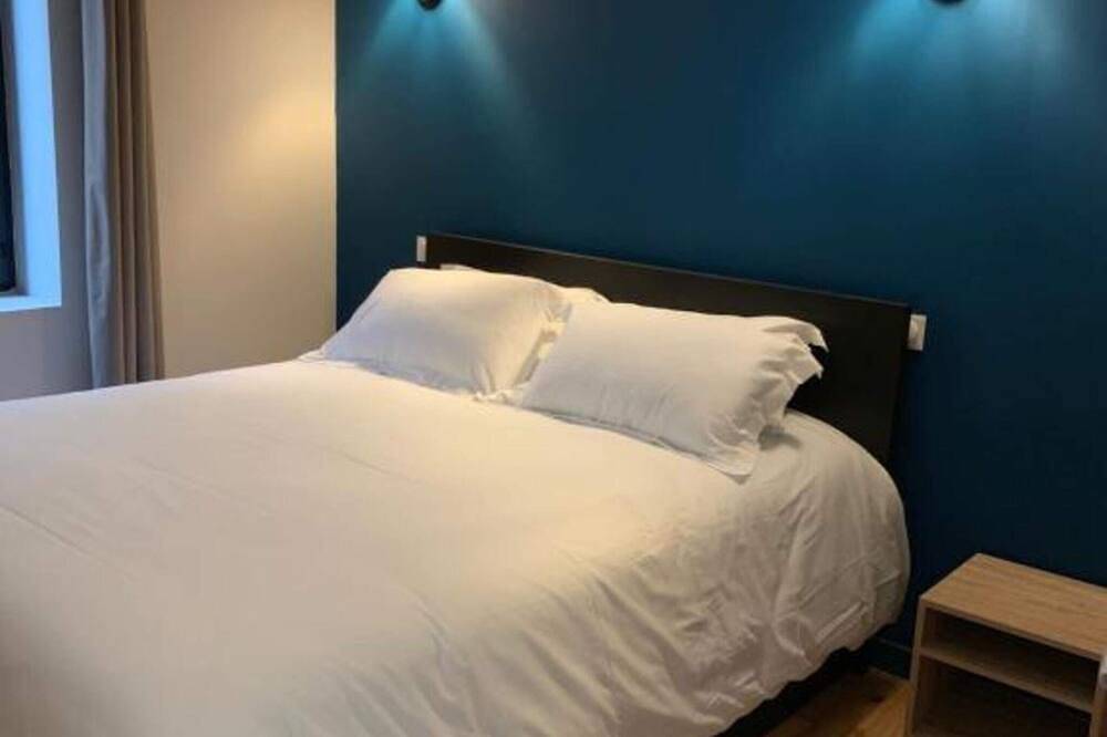 Entire apartment, 2-person air-conditioned 1-bedroom apartment near Aïga Resort Puy de la Coquille A02 in Châtel-Guyon, Riom region