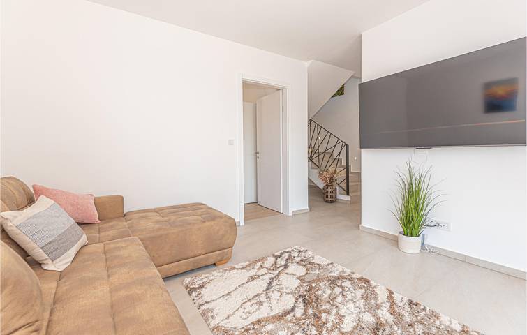 Cozy 1-Bedroom Apartment with Pool, Wifi, and Terrace near Krka River in Sibenik, Šibenik-Knin