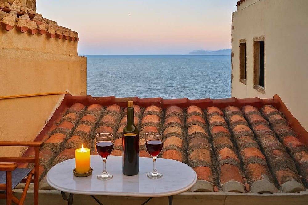 Ganze Wohnung, Pablito House - Seaview Monemvasia Fortress Nest in Monemvasia, Peloponnes