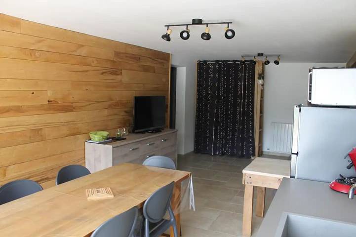 Gîte pour 4 personnes, avec vue et terrasse à Pied-de-Borne - 3