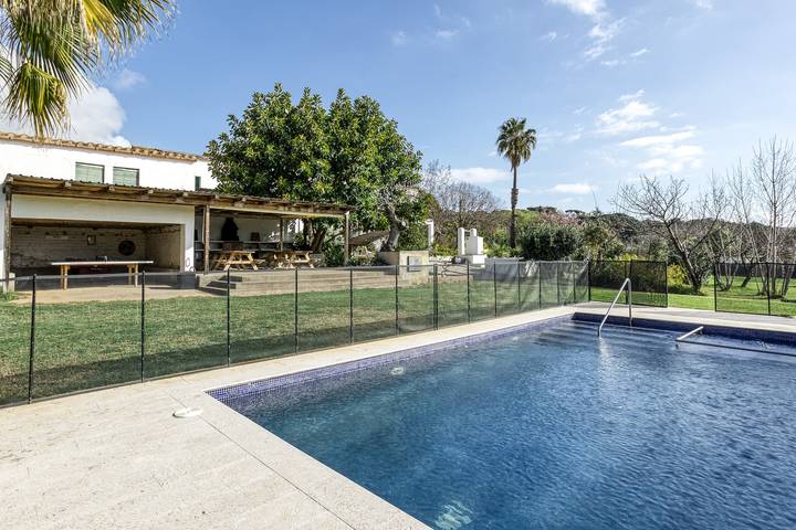 Casa rural para 23 personas, con Balcón y Jacuzzi además de Jardín y Piscina para niños en Platja d'Aro