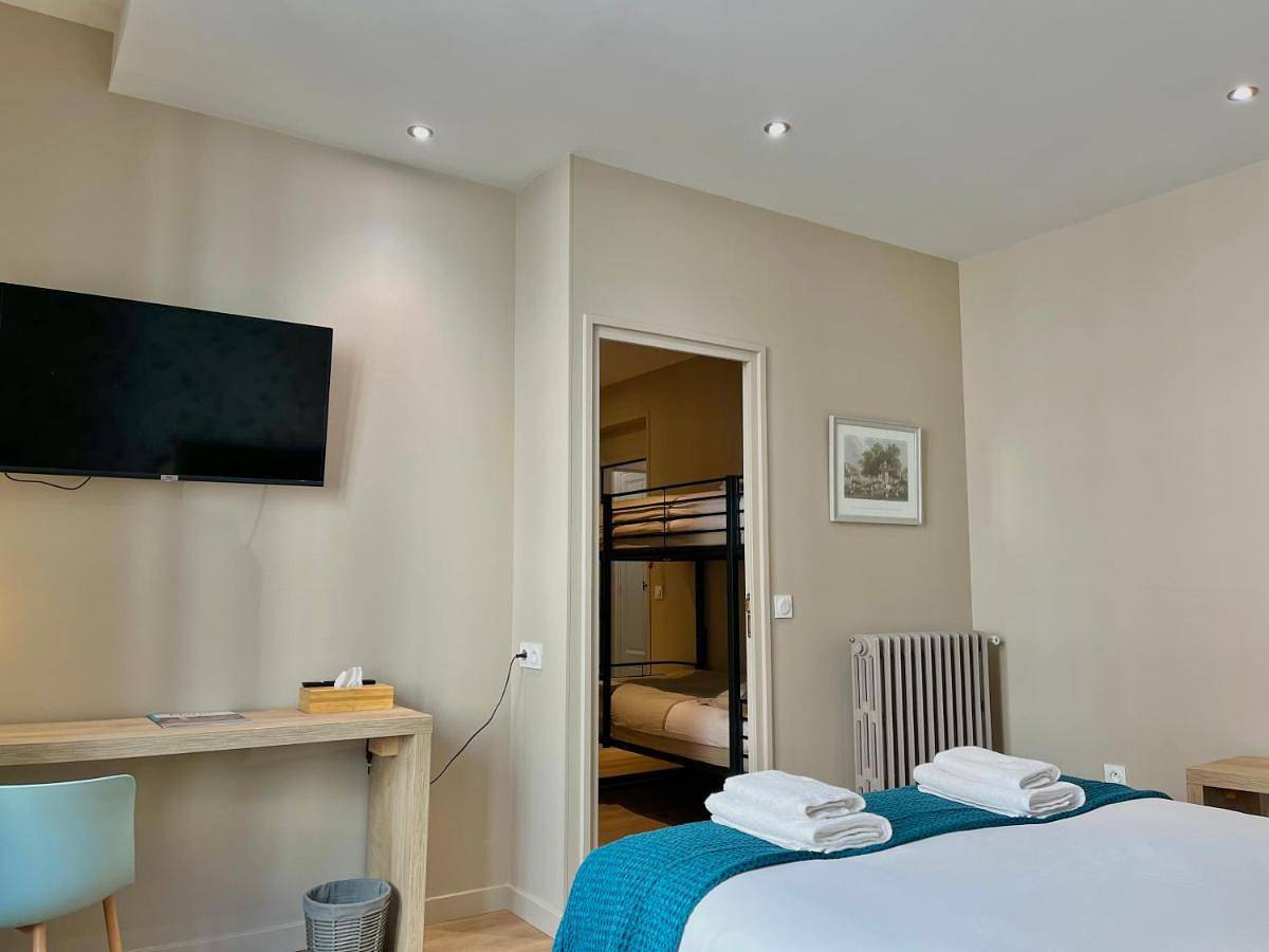 Double Room with Private External Bathroom in Reims, Marne