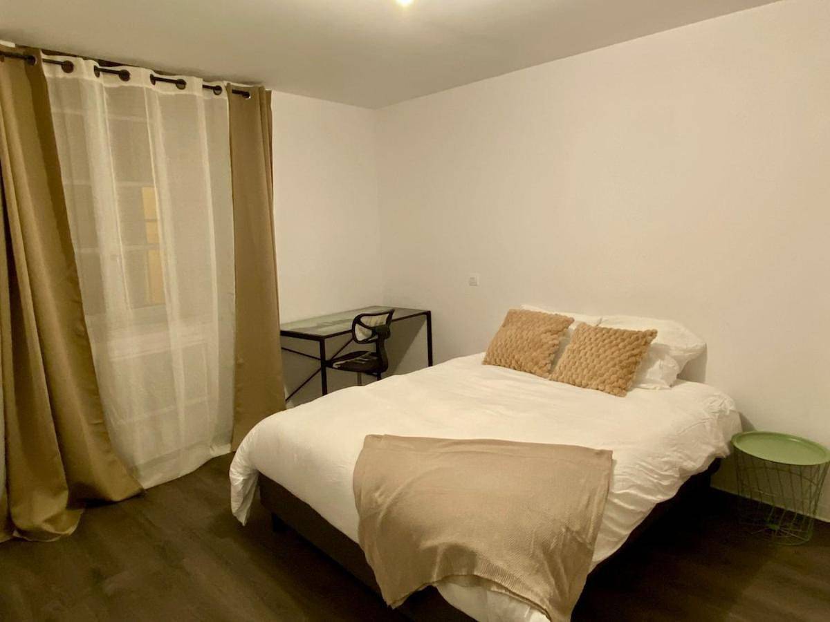 Appartement entier, 3 pièces au rez de chaussée centre historique, calme, vue sur le jardin in Foix, Ariège
