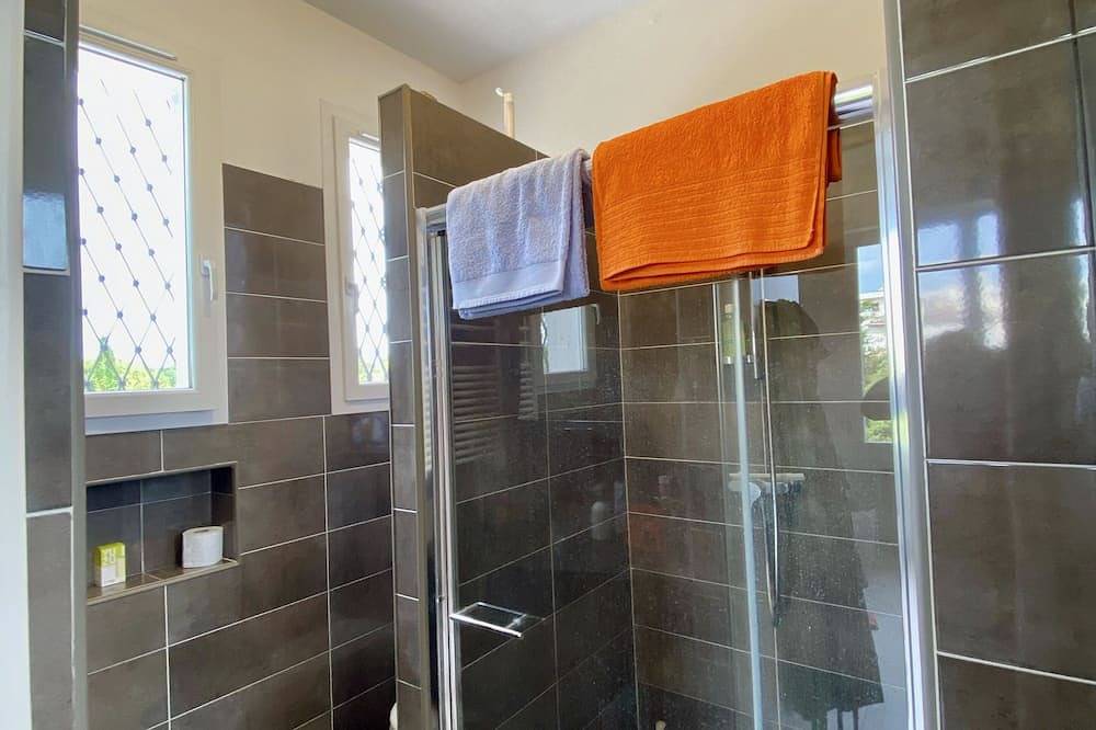 Chambre et douche Wc privés petit-déjeuner inclus ! B&B, bed and breakfast in Antibes, Côte méditerranéenne (France)