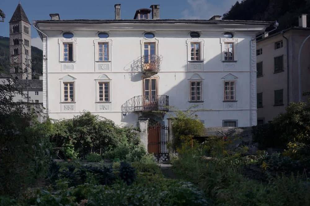 Bündner Zuckerbäckerpalazzo unter Denkmalschutz in Poschiavo, Livigno Alpen