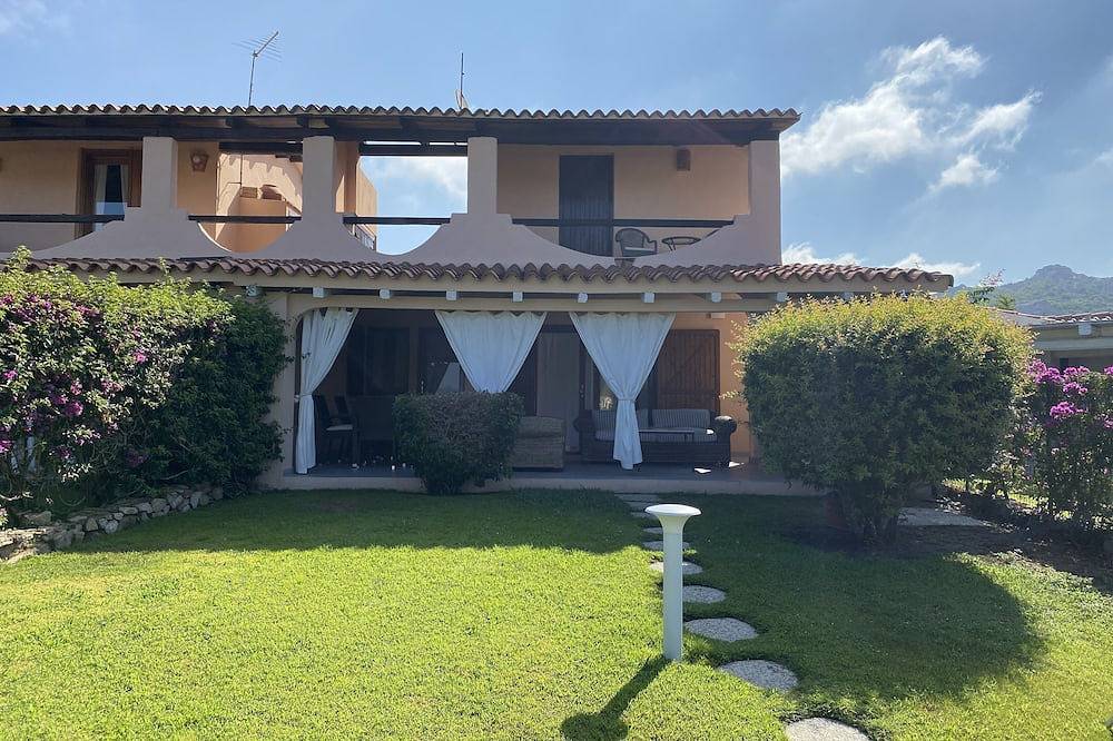 Baja Sardinia-Costa Smeralda. Villa panoramica con giardino a due passi dal mare in Baja Sardinia, Arzachena