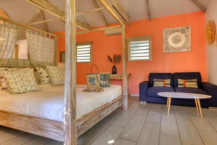 Location de vacances pour 2 personnes, avec vue ainsi que piscine et jardin dans Plage de la Saline - 2