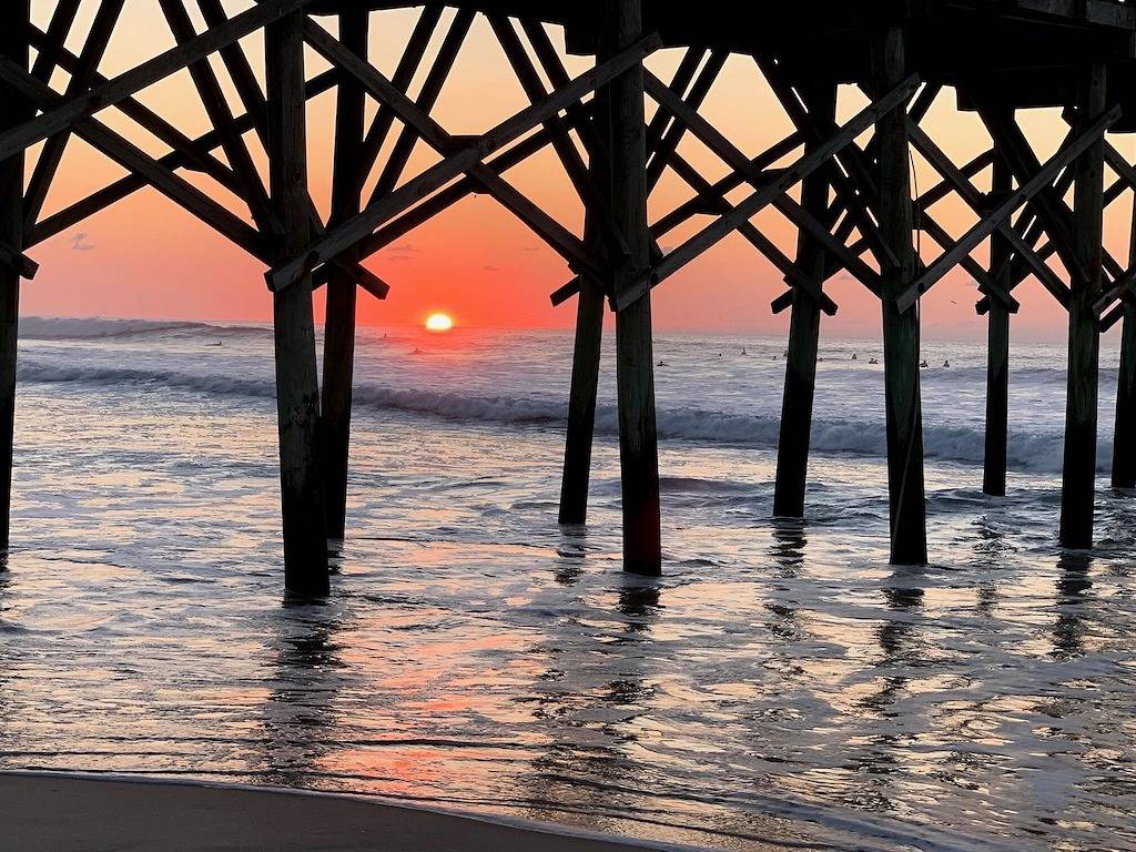 Newly renovated, water views, Ez beach access, King bed, towels/linens/grill! 🌞 in Surf City, Topsail Island