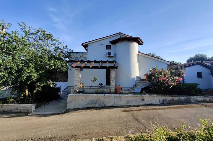 Ferienhaus für 8 Personen, mit Garten und Balkon in Sisan