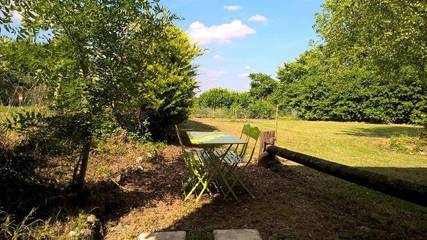 Maison de campagne pour 2 personnes, avec vue et balcon ainsi que jardin et piscine à Ribérac