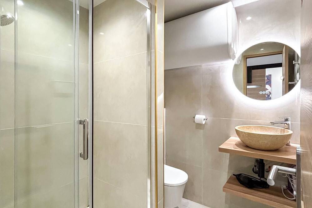 Entire apartment, Hoche A 13 - Two Bedroom Apartment, Sleeps 5 in Le Pré-Saint-Gervais, Seine-Saint-Denis