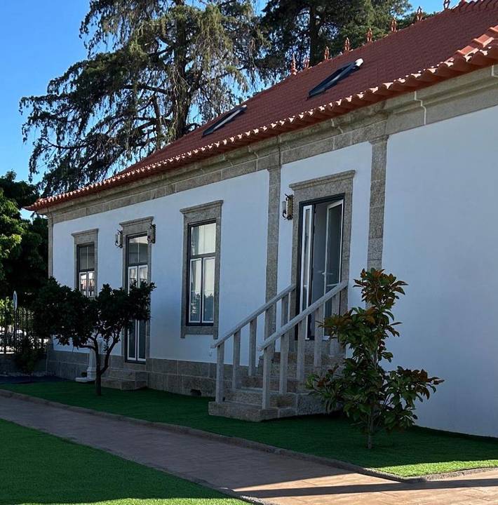 Casa de huéspuedes para 8 personas, con piscina además de jacuzzi y jardín en Valpaços