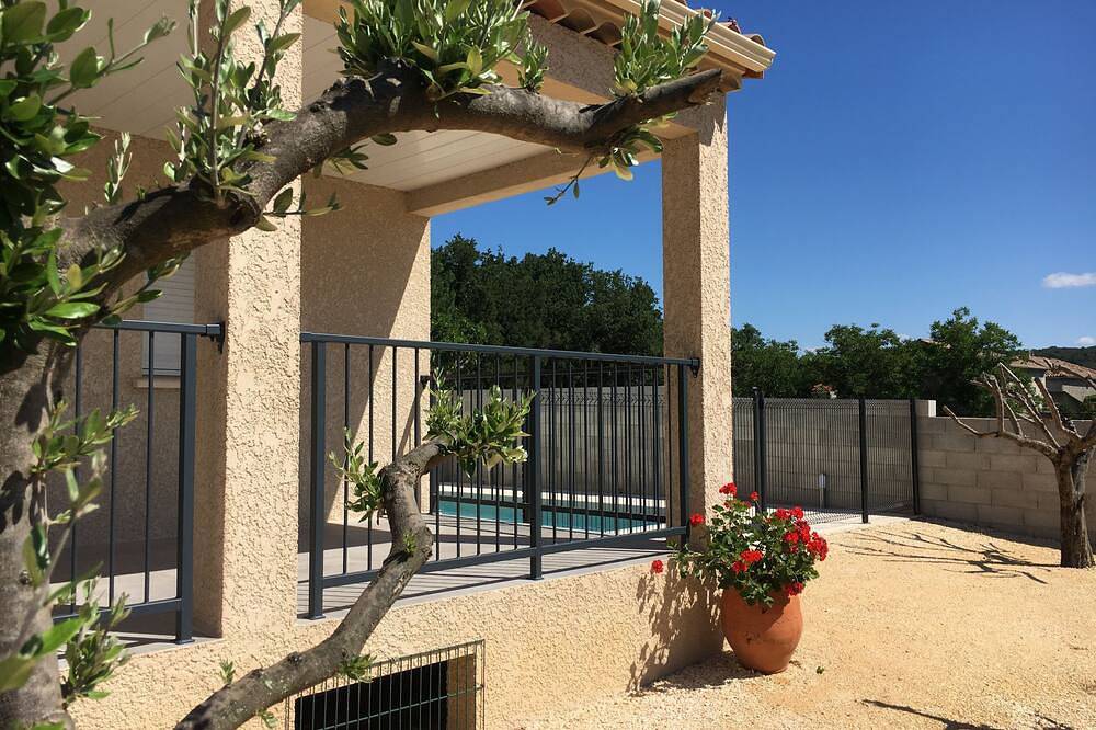 Les Mûriers Ardèche  piscine privée clôturée climatisation espace calme campagne in Sampzon, Ardèche