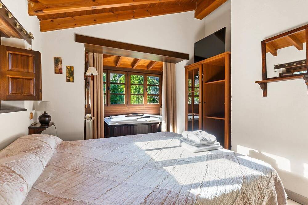 Casa de cuatro o cinco plazas con jacuzzi dentro del dormitorio de matrimonio in Quirós, Cordillera Cantábrica