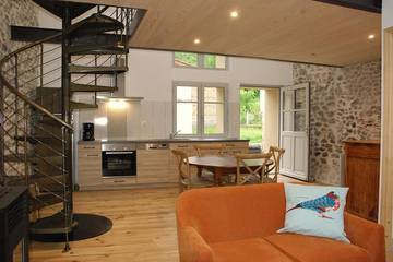 Gîte pour 5 personnes, avec jardin et terrasse à Châteldon