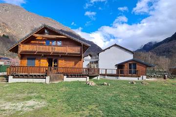 Maison de campagne pour 10 personnes, avec terrasse et jardin ainsi que jacuzzi et piscine, animaux acceptés à Orlu