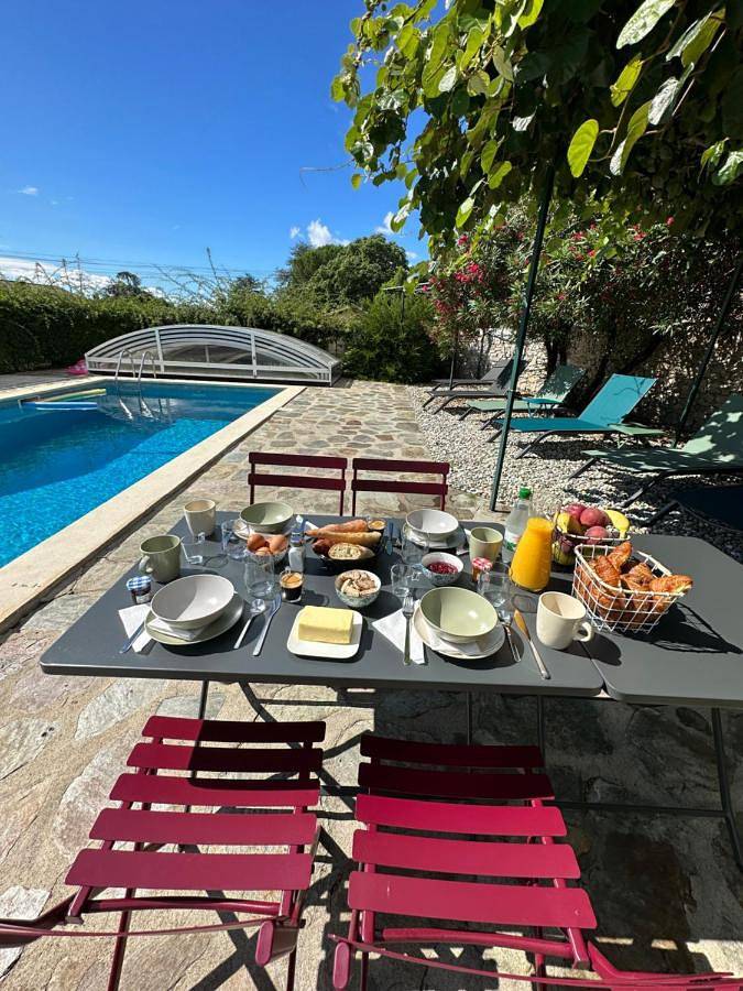 Maison de vacances pour 20 personnes, avec Balcon et Terrasse ainsi que Jardin et Piscine à Aubenas