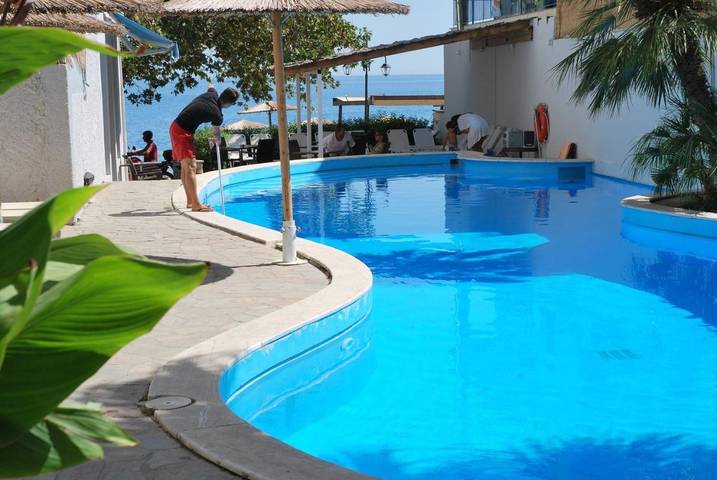 Hôtel pour 2 personnes, avec terrasse ainsi que vue et piscine, animaux acceptés dans Selianitika